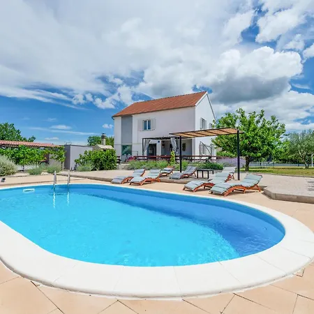 Ferienhaus Lovely In Pridraga